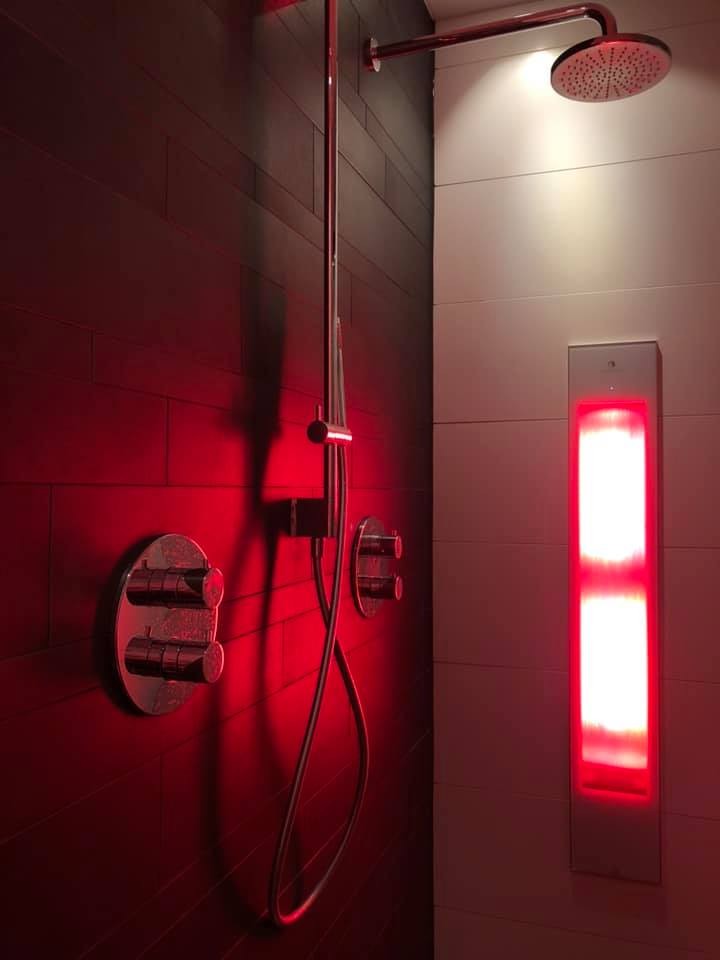 Douche met infrarood warmtepaneel en koperen regendouche