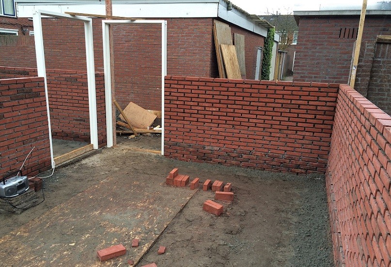 Gemetselde muren van een bijgebouw in de tuin