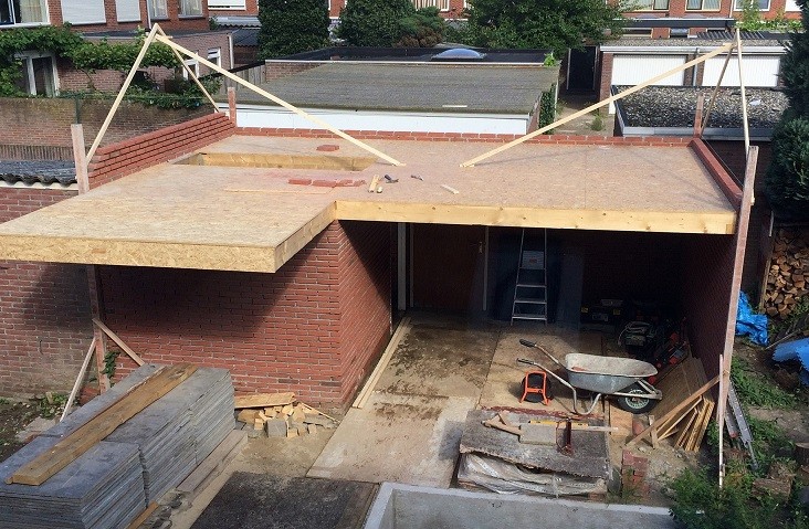Dakbeschot en spanten op een aanbouw