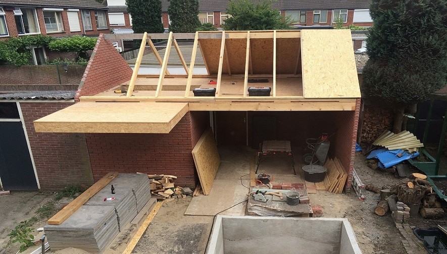 Houten dakconstructie op een gemetselde aanbouw