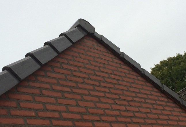 Afgewerkte gemetselde gevel met dakpannen