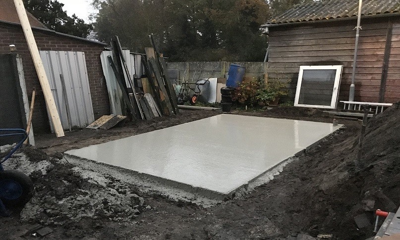 De betonvloer is gestort