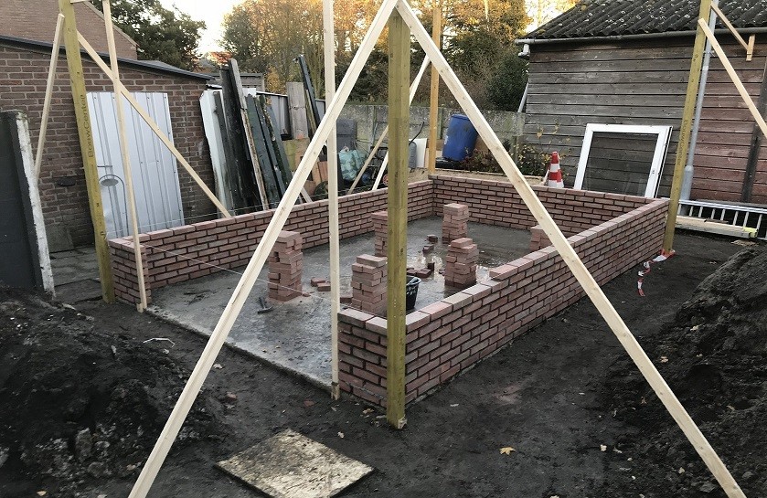 De eerste lagen metselwerk