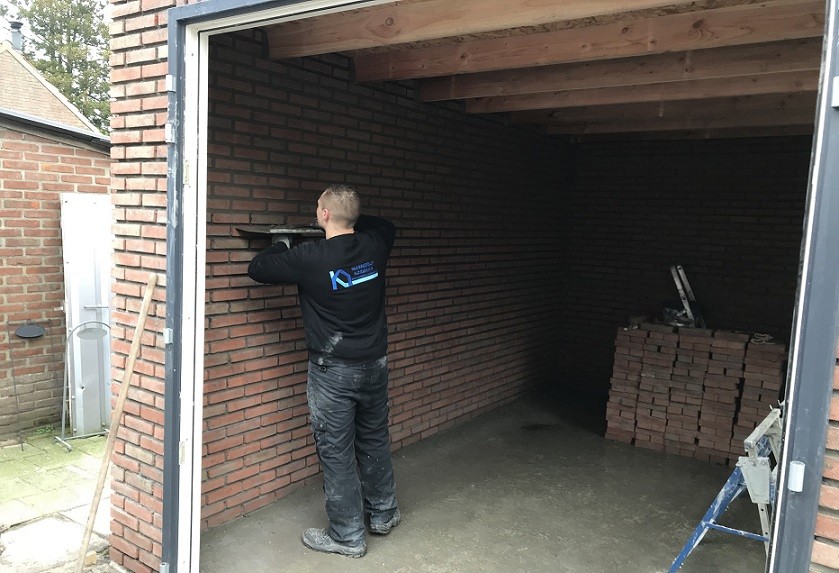 Klusbedrijf Koreman aan het werk: voegwerk binnen in een nieuw gemetseld bijgebouw